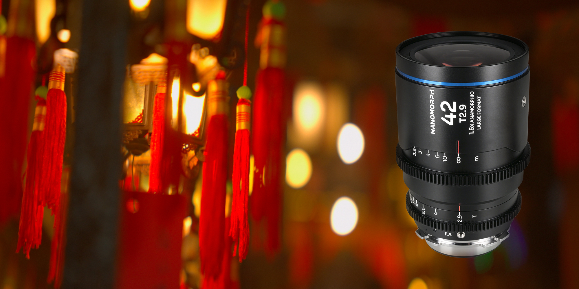 Obiektyw Laowa Nanomorph 42 mm T2,9 1,5x LF Blue do Arri PL / Canon EF na tle lampionów w nocnej scenerii